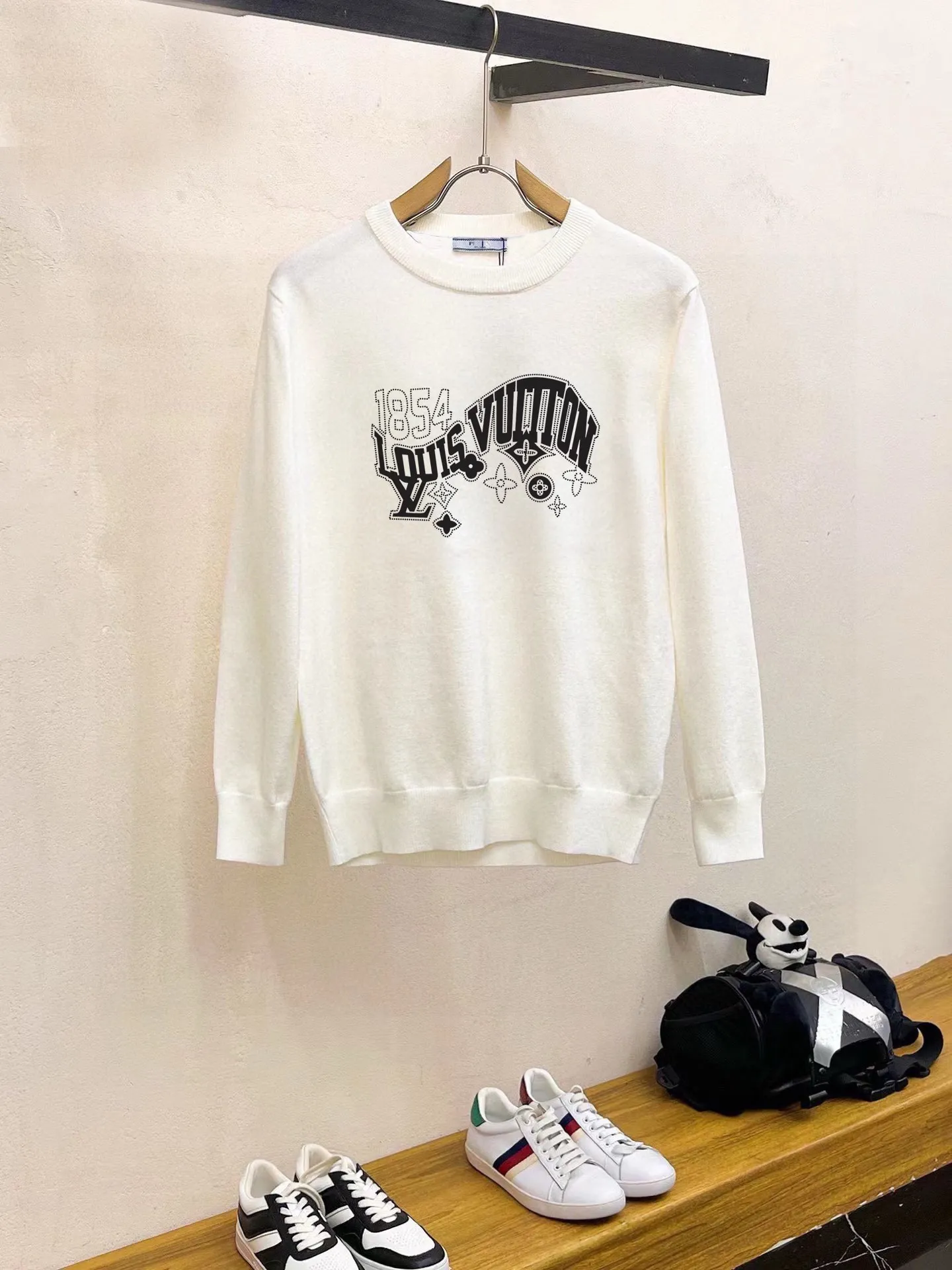 🅿️240 【LV Louis Vuitton】Autumn and winter classic round neck pullover sweater, in full condition! ! ! Wool blended fabric, the latest model in 2025, golden ratio! ! Slim-fitting soft gold, versatile and practical item, the combination and practicality are extremely powerful, simple and elegant, and classy! To create your own style, it is highly recommended to buy it in two colors. The standard slim fit tailoring process is suitable for both young and old men. It is knitted from wool and will not cause any discomfort! While keeping warm, it is stylish, textured and wearable, and the classic logo with contrasting colors on the chest feels in place! ! Recommended for regular customers! ! Size M-3XL (maximum wear: 190 pounds)